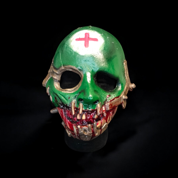 Eine Halloween-Maske eines blutigen Sanitäters.