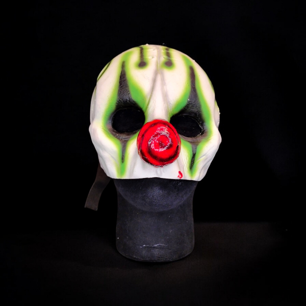 Eine Viertelgesichtsmaske eines gruseligen grünen Clowns.