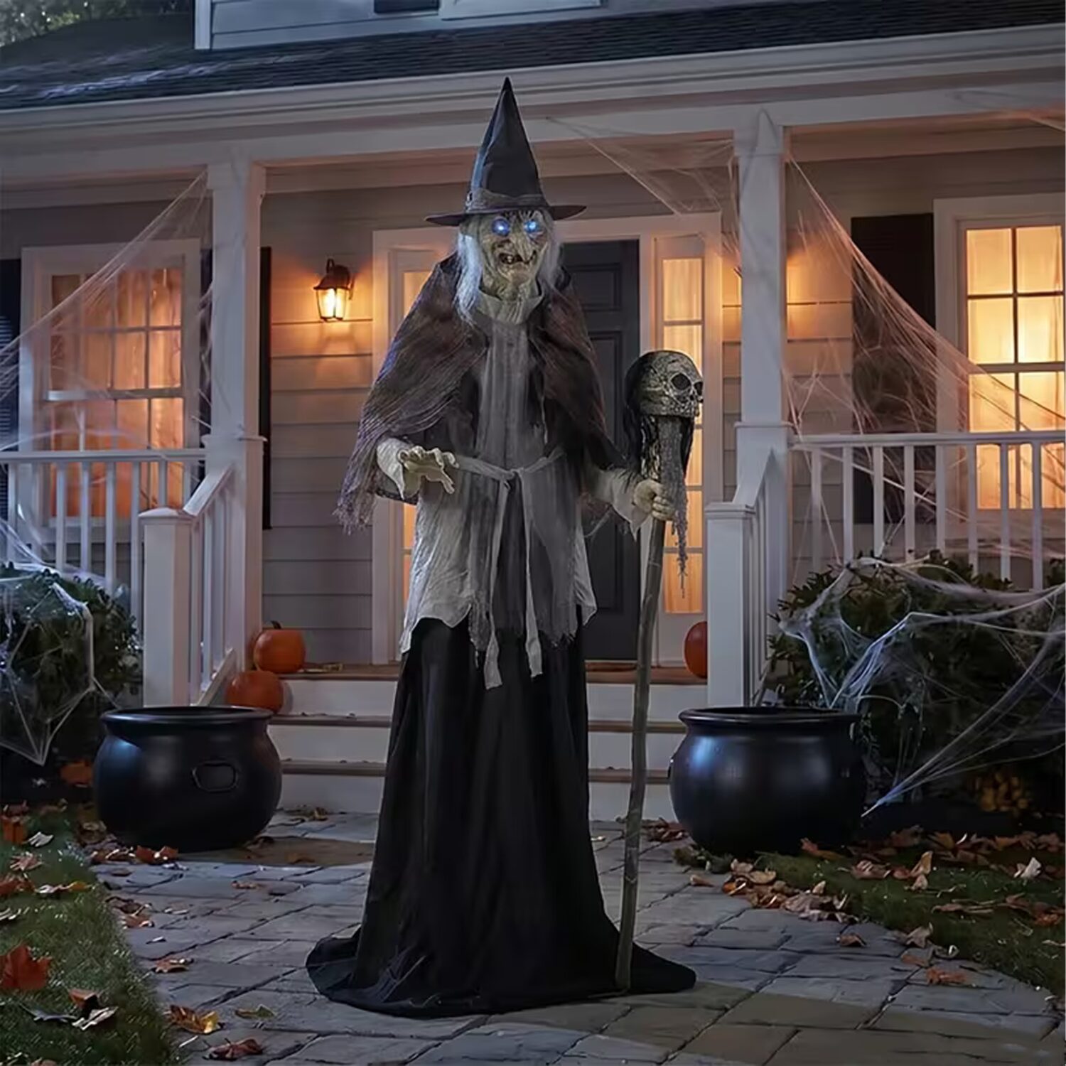 6 Fuß große, sich vorwärts beugende Hexe mit DIGITEYES animierter Halloween-Requisite