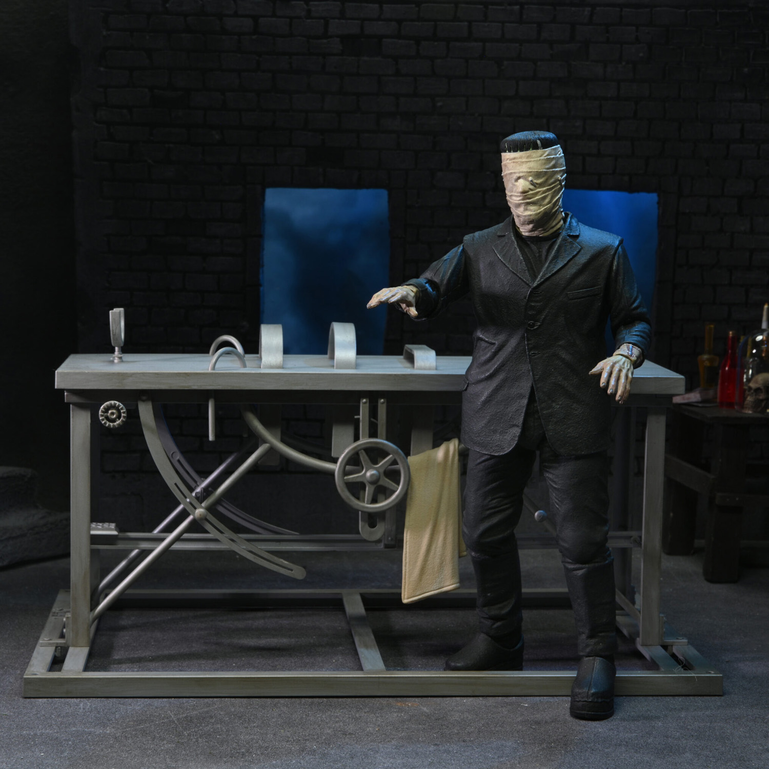 NECA Universal Monsters - Frankenstein 7