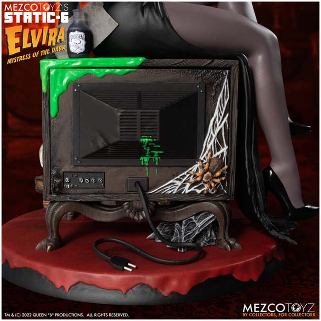 Mezco's Static-6 Elvira Mistress Of The Dark Premium 1/6 Scale Statue