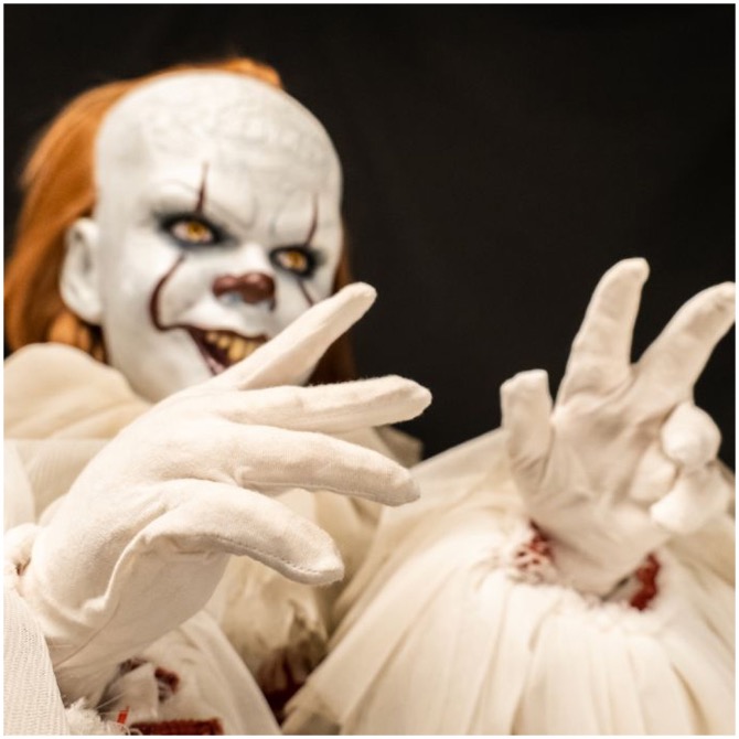 IT Pennywise Premium Scale Doll