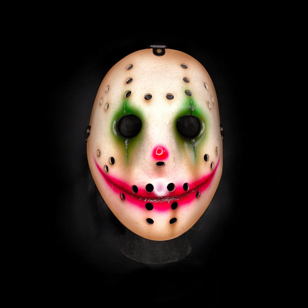 Eine von einem Clown bemalte Eishockeymaske.