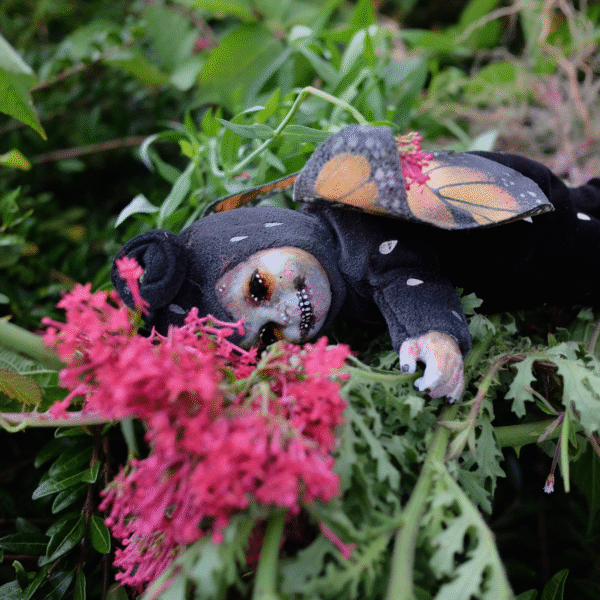 OOAK Gothic Horror Puppe - Broken Butterfly Bug Puppe