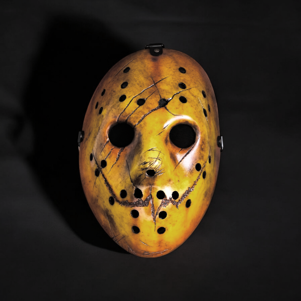 Eine verunstaltete und zerkratzte Eishockeymaske.