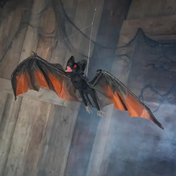 Foto einer 1,2 Meter hohen hängenden Fledermaus-Halloween-Dekoration