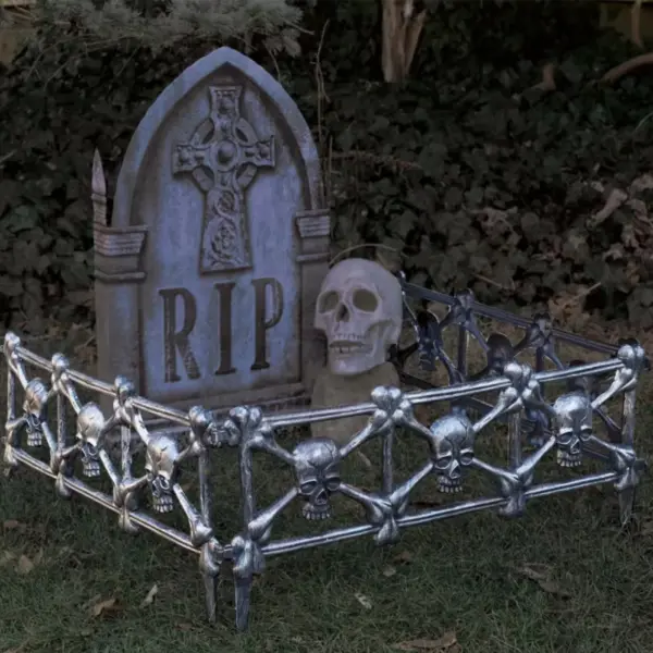 Schwarzer Totenkopf Plastik Friedhofzaun