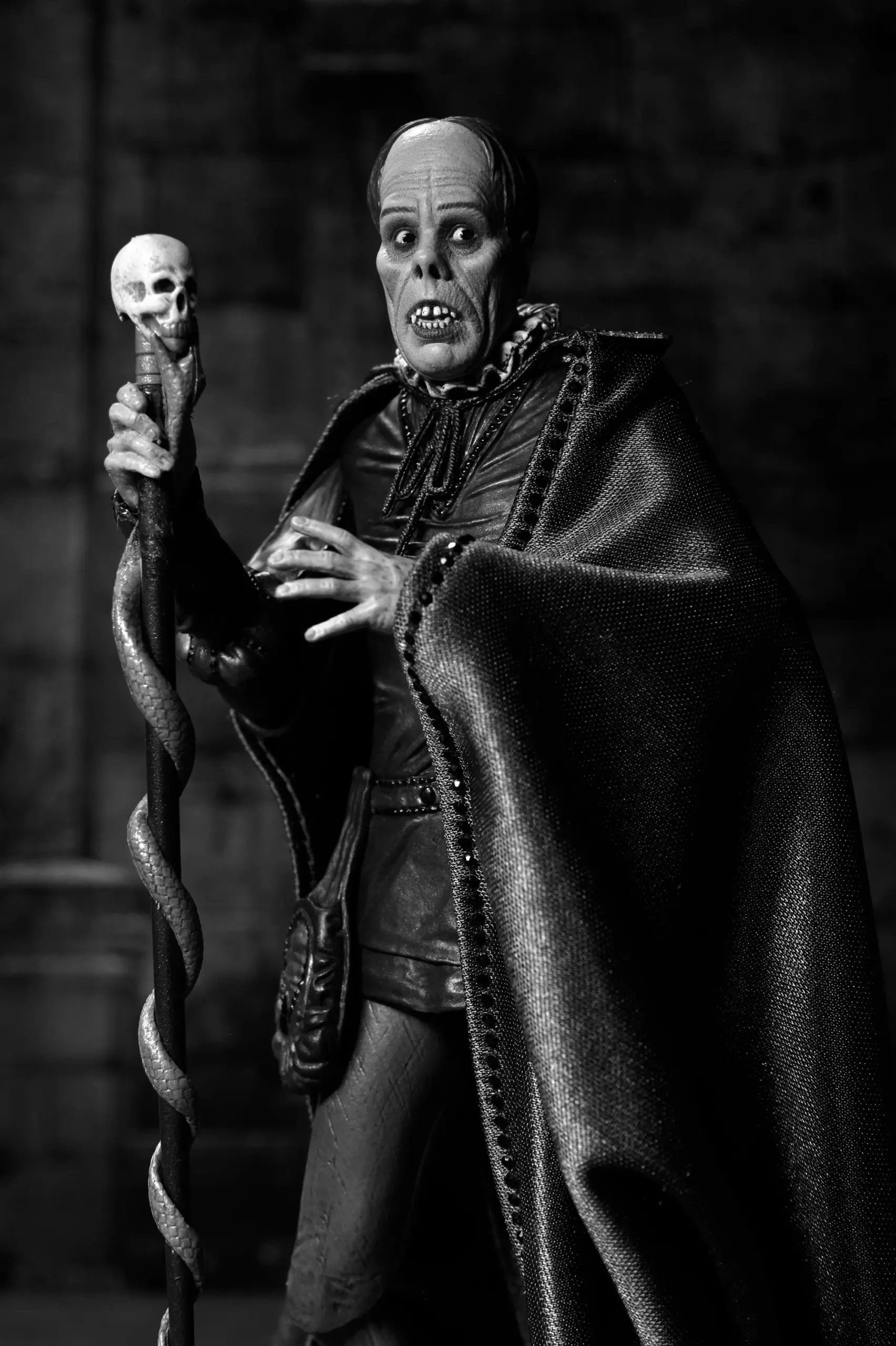 NECA Phantom of The Opera (1925) – Phantom “Masque of The Red Death” Ultimate 7″ Scale Action Figure (Black and White)