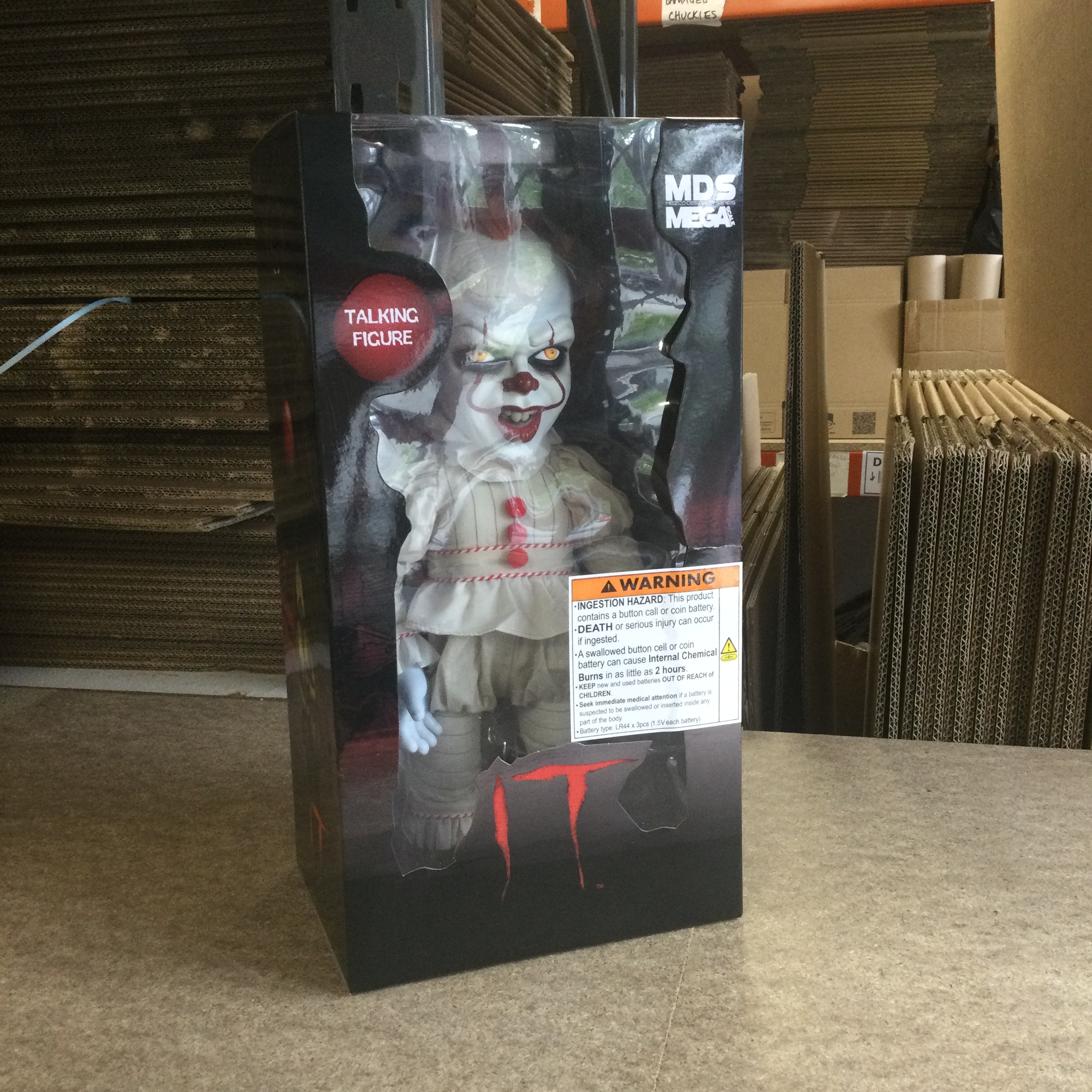 MEZCO MDS IT (2017) - Pennywise Échelle Méga avec Son (BOÎTE IMPARFAITE)