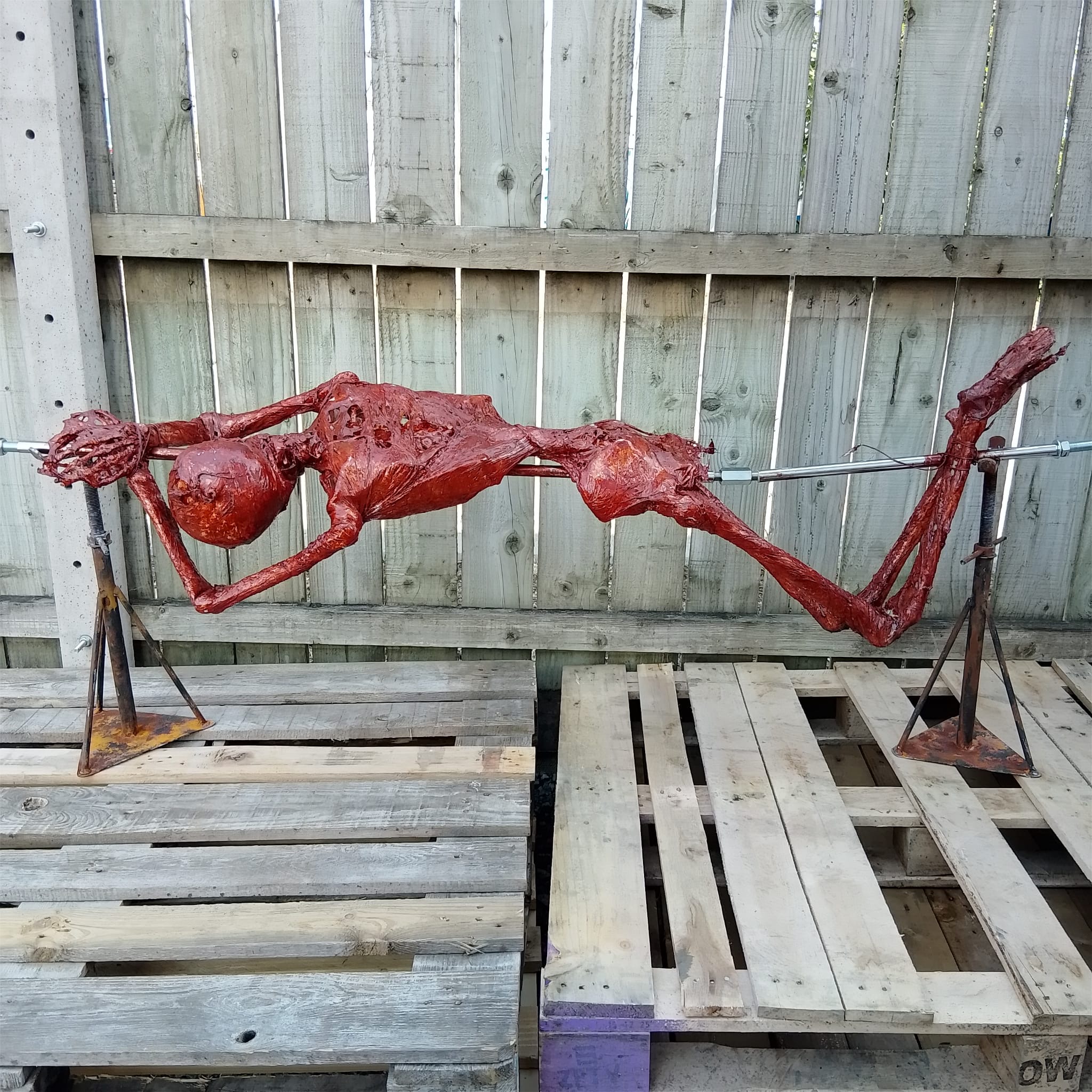 Lebensgroßes enthäutetes Skelett am Spieß