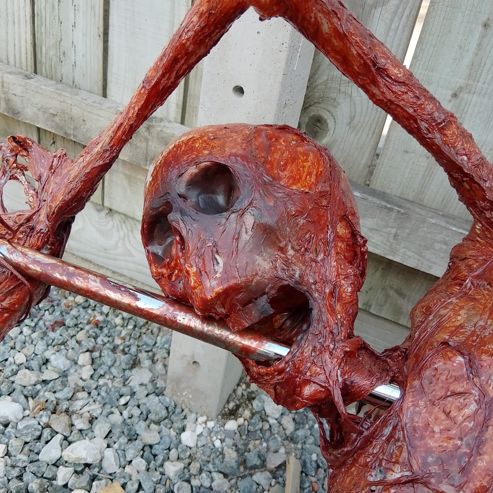Lebensgroßes enthäutetes Skelett am Spieß