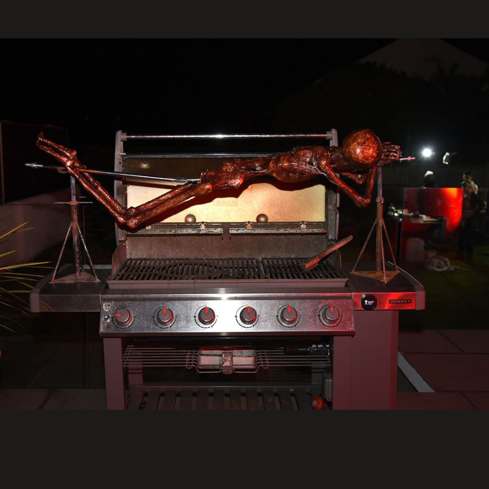 Lebensgroßes enthäutetes Skelett am Spieß